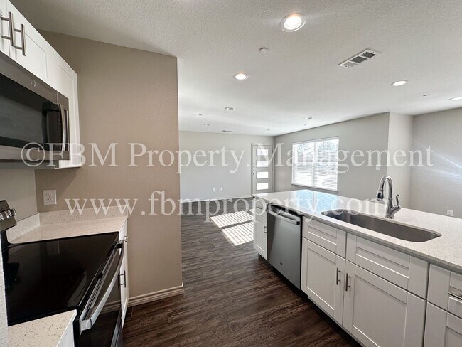 Building Photo - Hidden Creek Townhomes, Unit 311 - $500 OFF at Move-in!! Gorgeous 2 Bedroom, 2 Bathroom Townhome ...