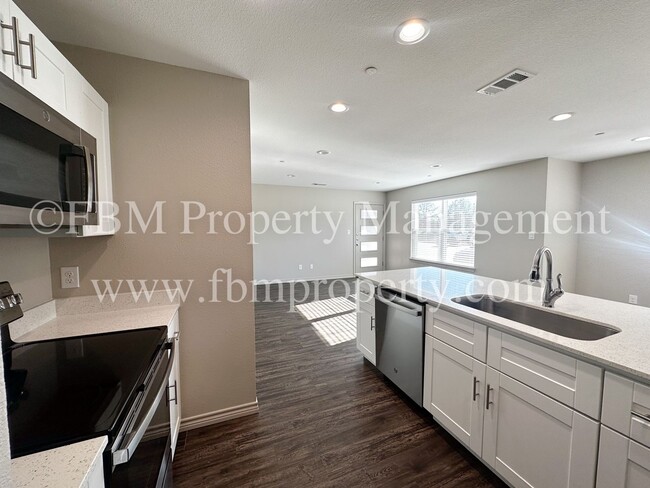 Building Photo - Hidden Creek Townhomes, Unit 311 Gorgeous 2 Bedroom, 2 Bathroom Townhome Home in Ennis, TX!