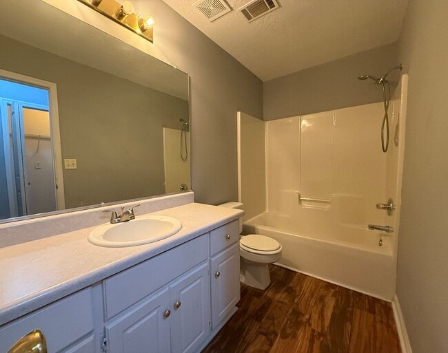 Building Photo - 3 bed, 2 bath home with back yard and one ...