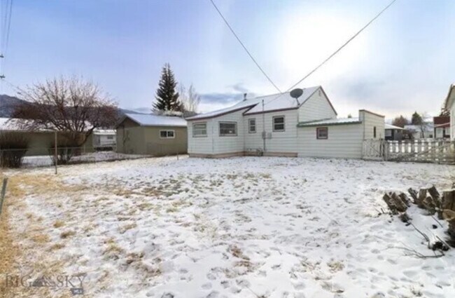 Building Photo - 2025 Grand Ave