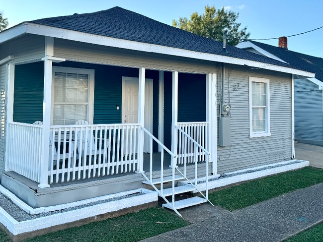 Building Photo - 313 N Llewellyn Ave