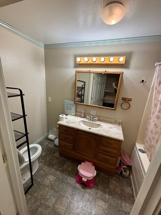 Building Photo - Pet friendly 3 bedroom home in North Pole ...