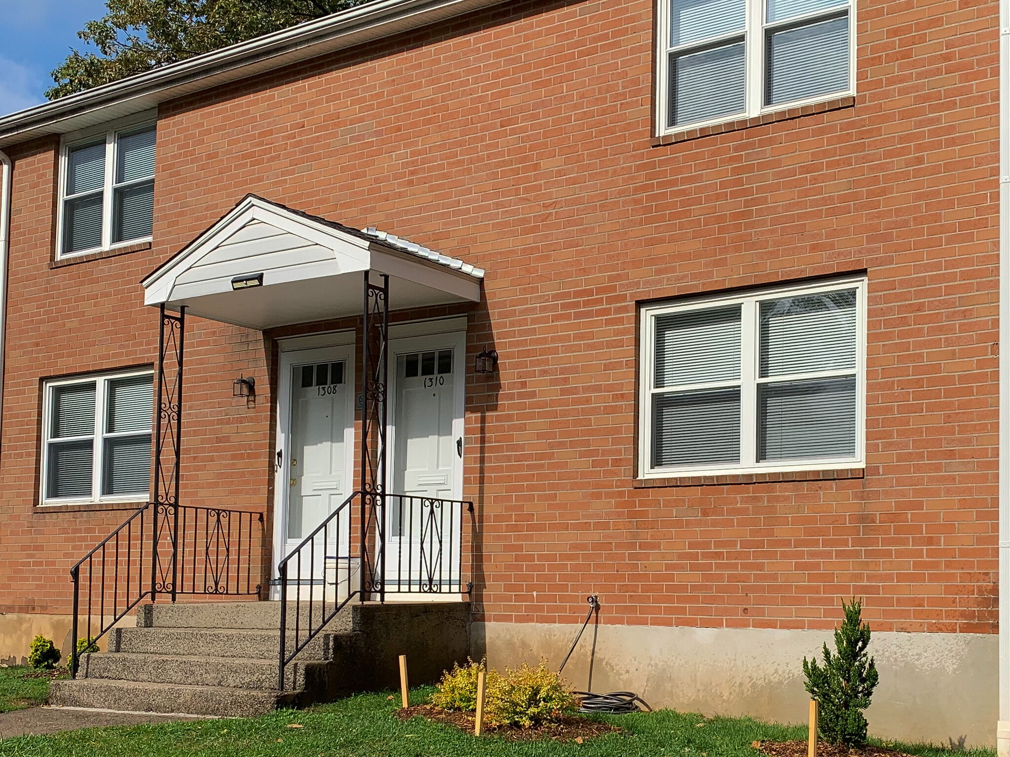 Private front and rear entrances - 1310 Slater Rd