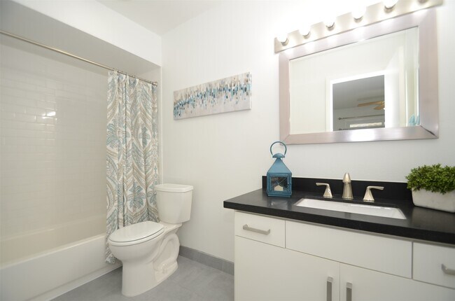 Building Photo - 5524 Beverly Hill St