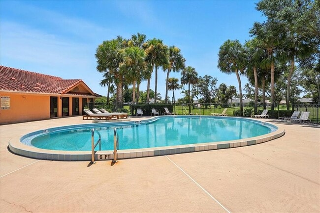 Building Photo - 1190 N Fairway Dr