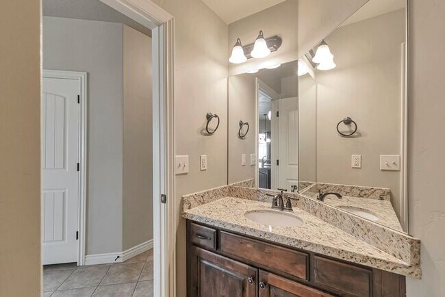 Building Photo - Beautiful Orem Townhome