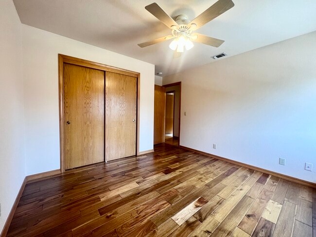 Building Photo - 1305 Manzano Way