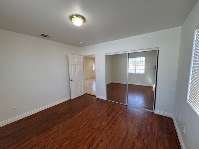 Building Photo - 253 E Plymouth St