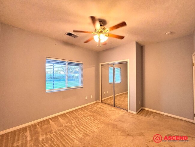 Building Photo - Lovely 5 Bedroom Home In River Oaks Area!