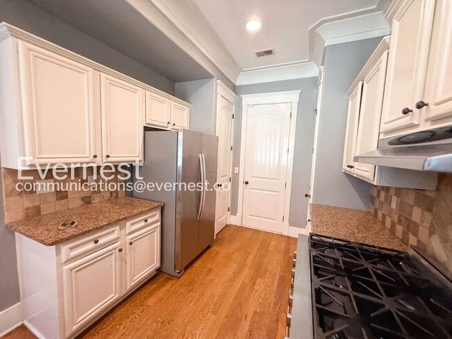Building Photo - Comfort Meets Modern Convenience with Fireplace / 3 Beds & 2.5 Bath / Available Now