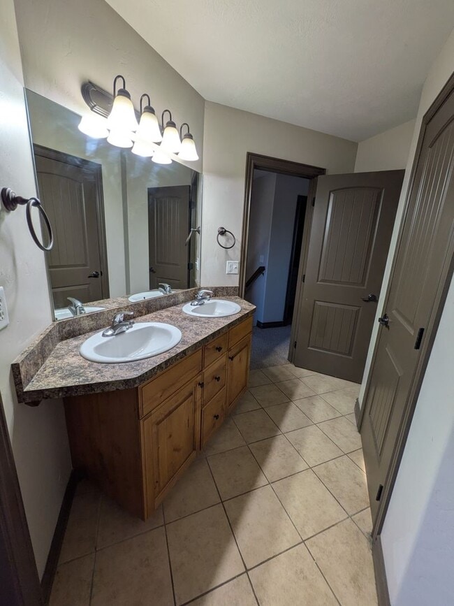 Building Photo - 3 bed 1.5 bath IMMACULATE END-UNIT Townhome in the Meadows
