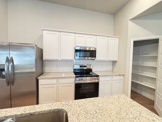 Building Photo - Want luxury living in the Far West ...Look no further...Amanda Park is it!