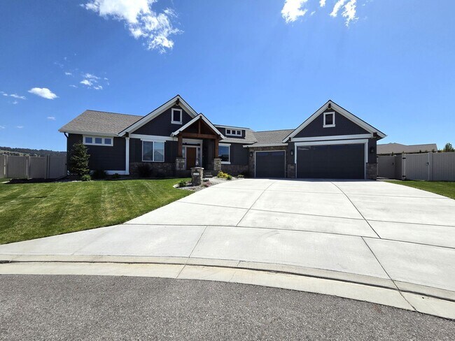 Building Photo - $4,800 - 5 Bed / 3 Bath Custom Built Home w/ Private Sport Court & Golf Green
