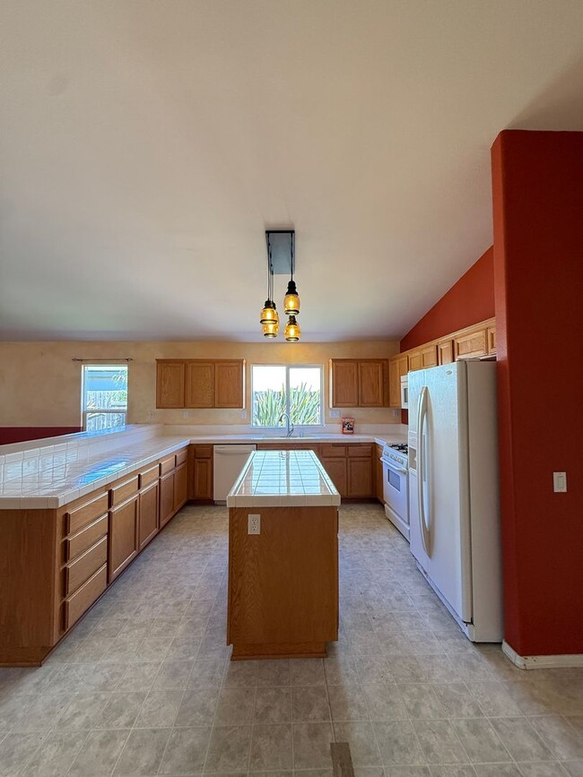 Building Photo - Spacious Single Story 4 Bedroom, 2 Bathroo...