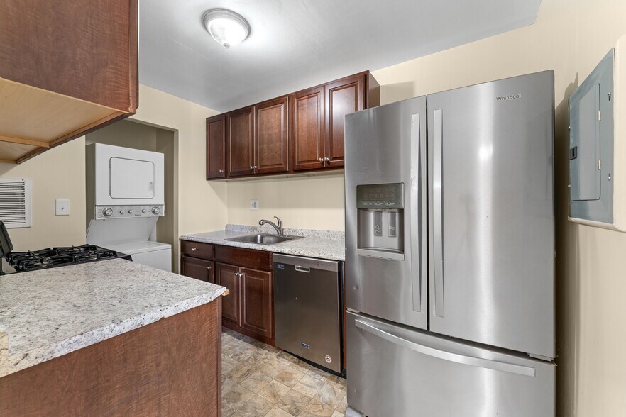 Building Photo - 5500 Karen Elaine Dr