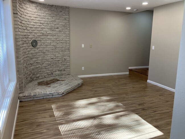 Building Photo - 187 Stoneway Dr NW
