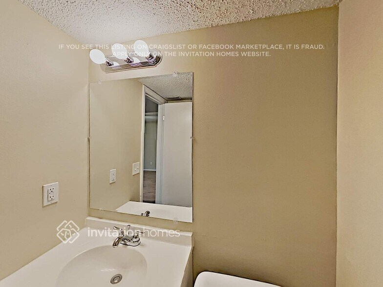 Building Photo - 951 Waverly Dr