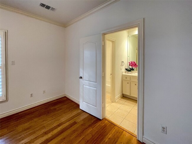 Building Photo - 1329 Hyde Park Blvd