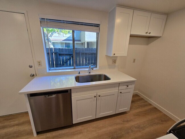 Building Photo - Spacious townhome in a well-maintained El Cajon complex