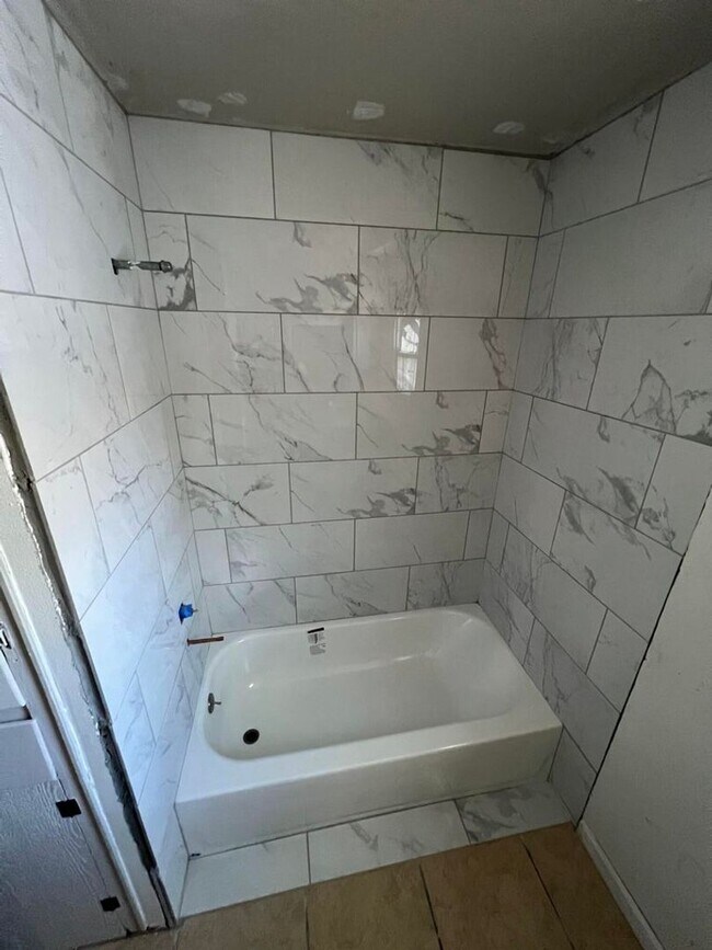 Building Photo - PRE-LEASING FOR FALL: Check out this Renov...
