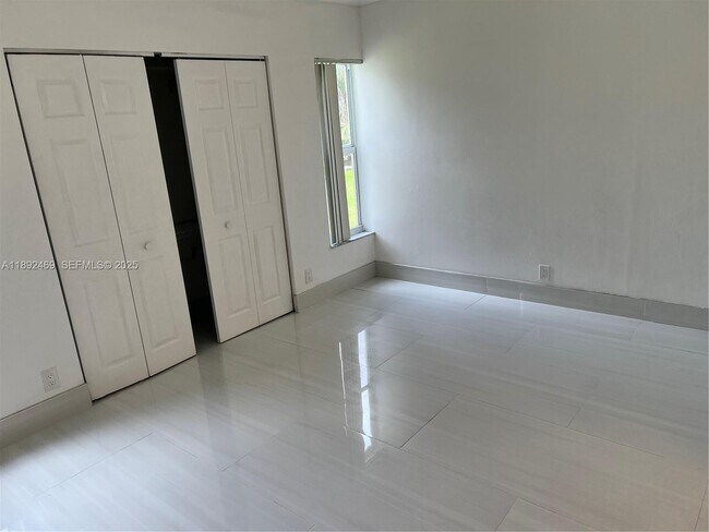 Building Photo - 10181 Twin Lakes Dr