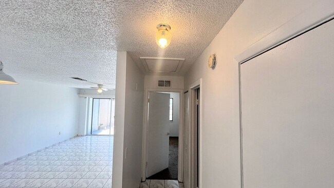 Building Photo - 2 Bedroom/1 Bath Townhome in Orlando!