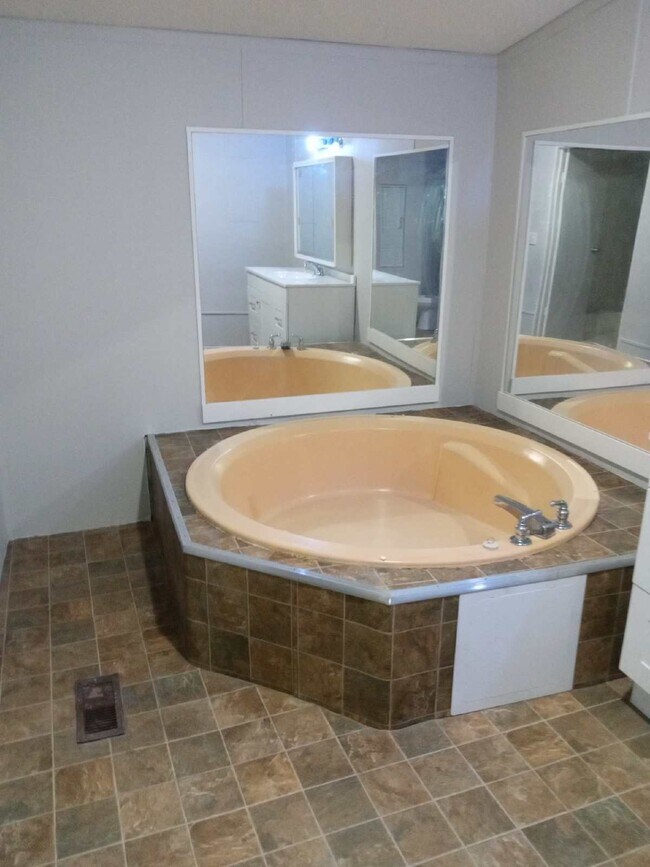 Building Photo - 3000 Poplar St