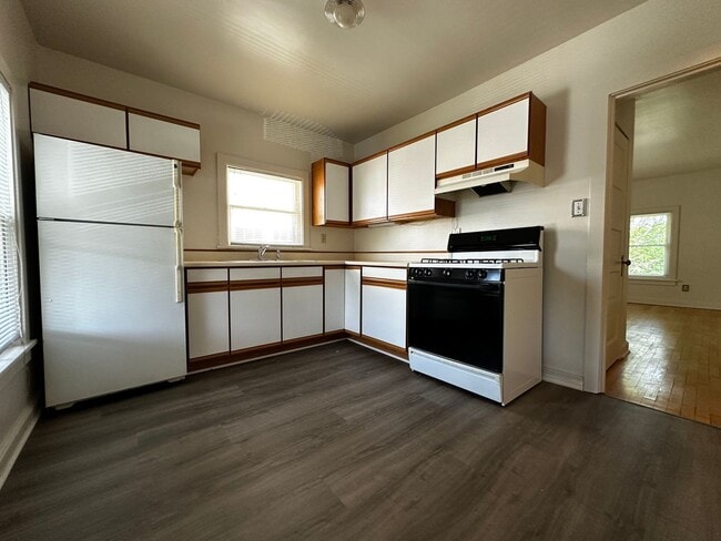 Building Photo - 337 N Maple Ave