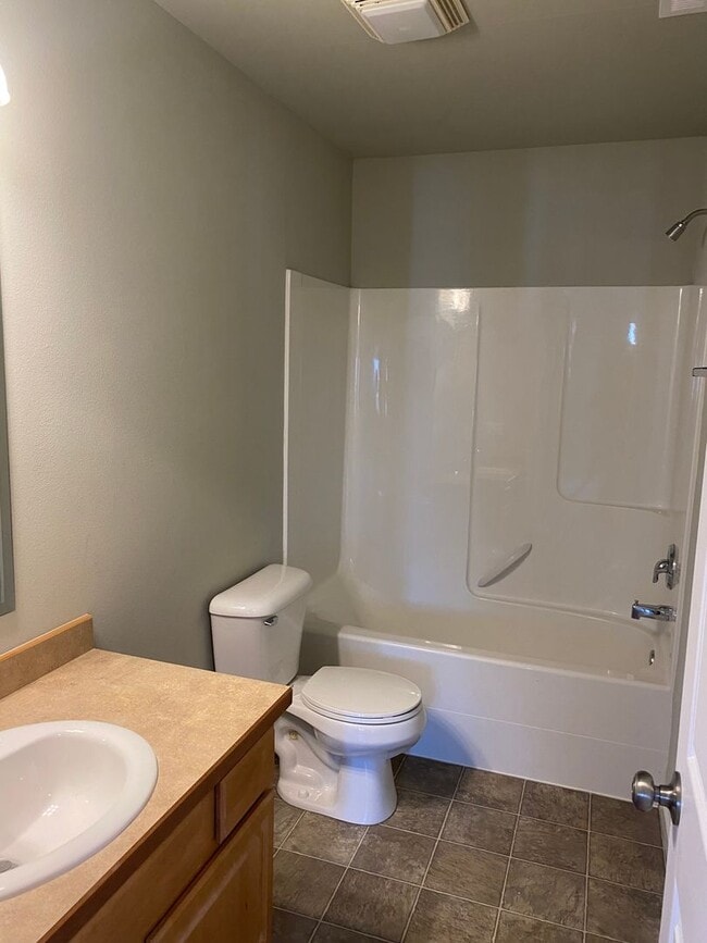 Building Photo - Spacious End Unit Condo
