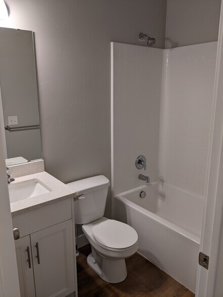 Full bathroom - 889 E 600 N