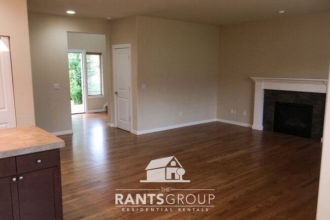 Building Photo - Spacious 4-Bedroom Craftsman Home in Lacey!