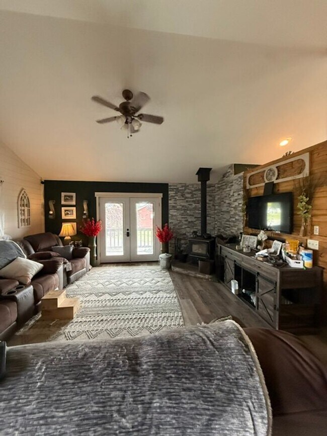 Building Photo - 4 Bedroom Home with Yard, Garage & Pet-Friendly Policy