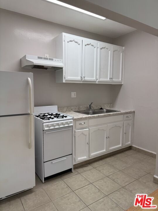 Building Photo - 265 S Manhattan Pl