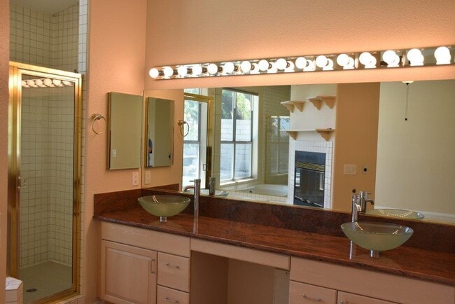 Building Photo - Gorgeous 4 bedroom single story home with ...