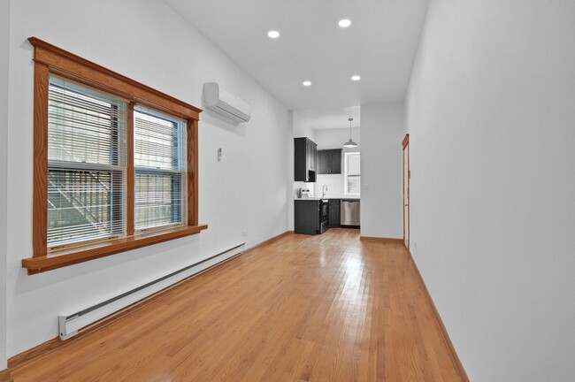 Building Photo - 611 W Briar Pl