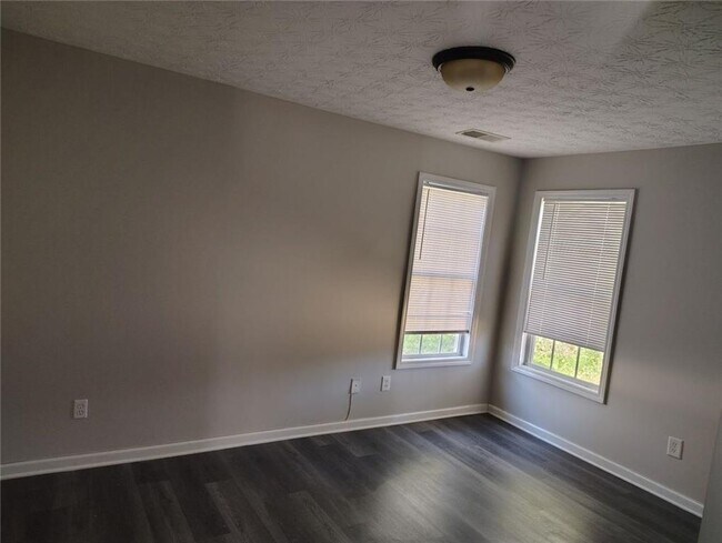 Building Photo - 85 Hollow Ct