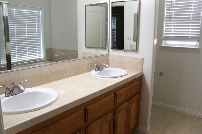 Building Photo - Southwest 5 bed 3 bath home