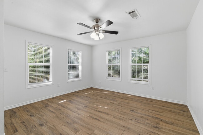 Building Photo - 920 W Ford St