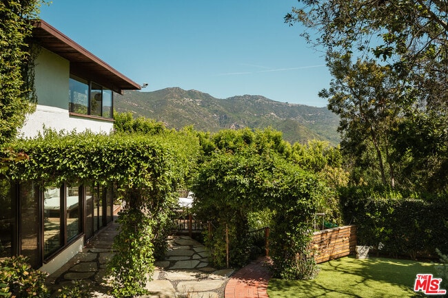 Building Photo - 26237 Fairside Rd