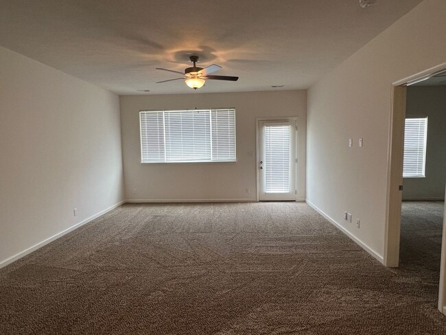 Building Photo - Almost new 3B2B plus den+fenced yard