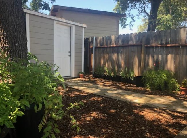Building Photo - ADORABLE 1 Bedroom Home w/ TONS of Extras!...