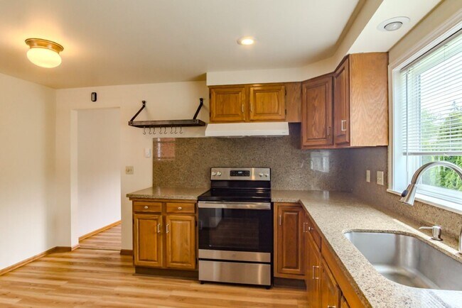 Building Photo - Spacious 1 bedroom Maple Leaf Bungalow w/AC!