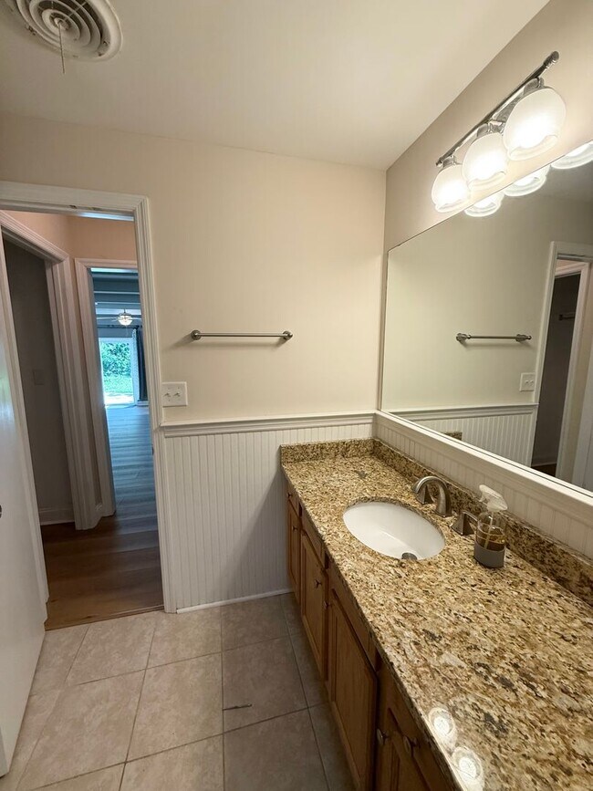 Building Photo - Spacious Updated Ranch in West Oak Forest