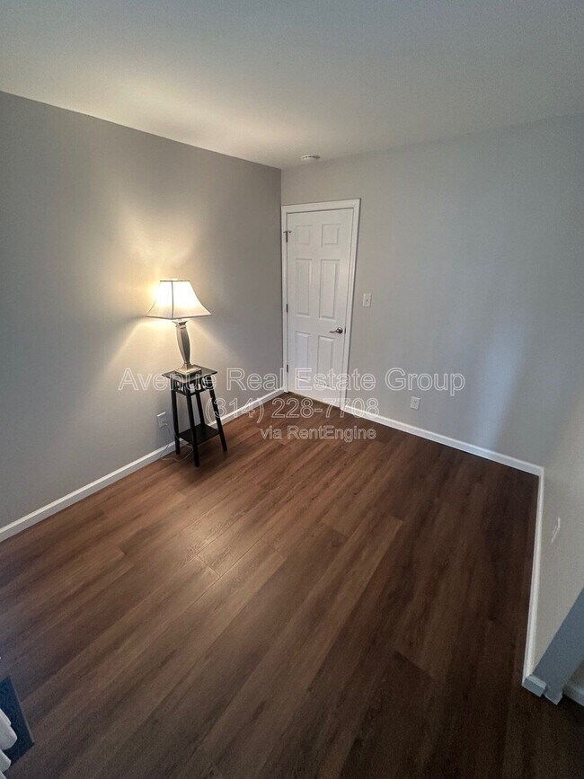 Building Photo - 425 Westglen Village Dr