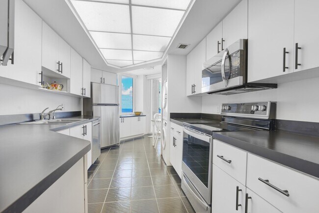Building Photo - 550 S Ocean Blvd