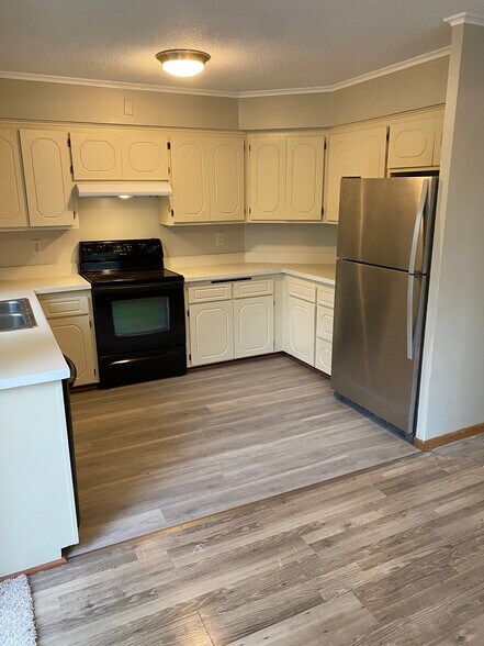Building Photo - 8913 Forestview Ln N