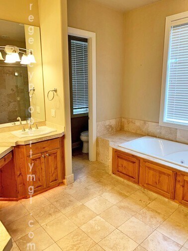Building Photo - Entertainers dream! Spacious 4 bedroom hom...