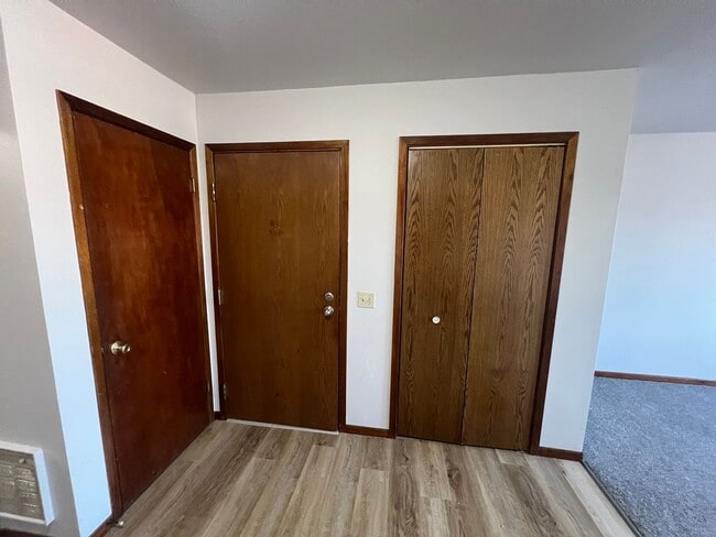 Building Photo - One Bedroom Apartment With Office Space