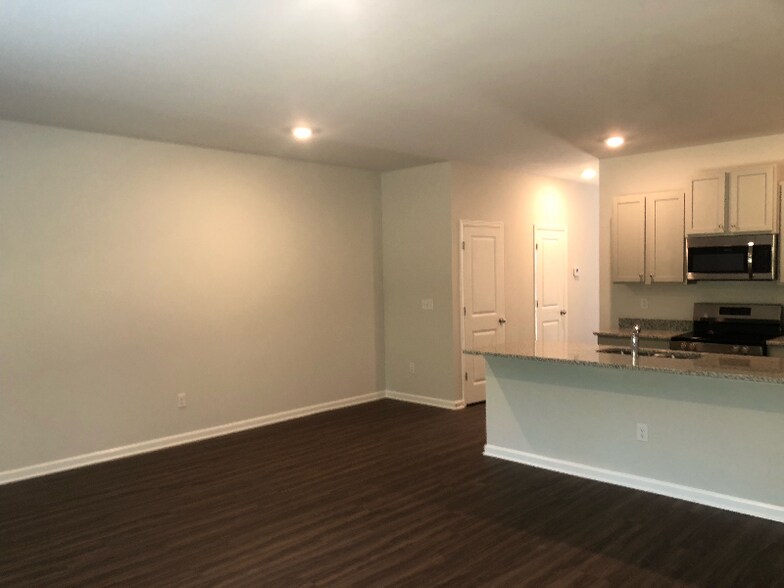 Building Photo - 448 Oakwood Dr NW