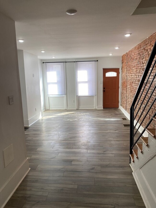 Building Photo - 1725 Monument St